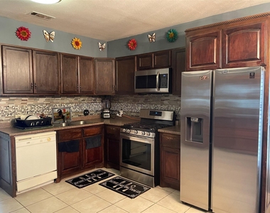 800 N Walnut Street - Photo Thumbnail 2