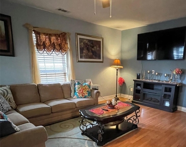 800 N Walnut Street - Photo Thumbnail 5