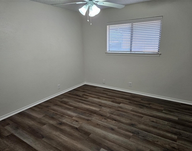 218 Buffalo Creek Drive - Photo Thumbnail 17