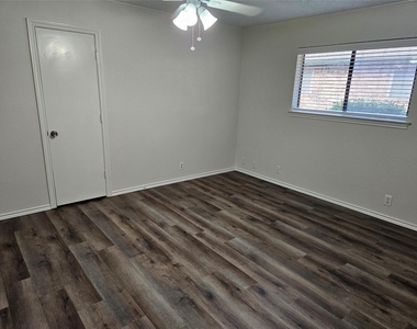 218 Buffalo Creek Drive - Photo Thumbnail 5