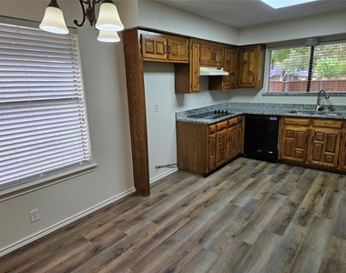 218 Buffalo Creek Drive - Photo Thumbnail 8
