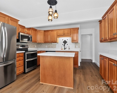 130 W Oak Street - Photo Thumbnail 5