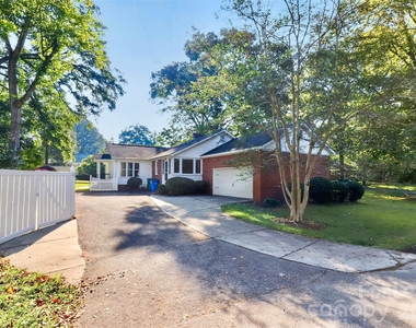 130 W Oak Street - Photo Thumbnail 18