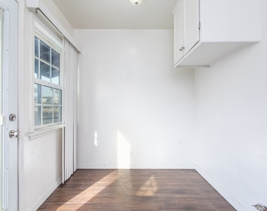504 W Queen Street - Photo Thumbnail 8
