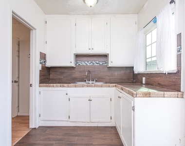 504 W Queen Street - Photo Thumbnail 6