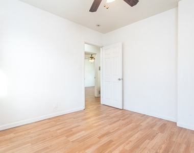 504 W Queen Street - Photo Thumbnail 10