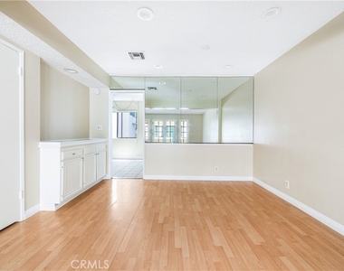 7422 Hazeltine Avenue - Photo Thumbnail 6