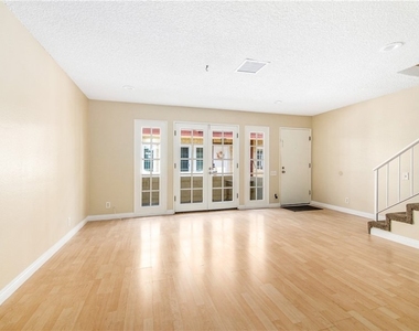 7422 Hazeltine Avenue - Photo Thumbnail 14