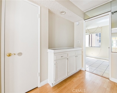 7422 Hazeltine Avenue - Photo Thumbnail 7
