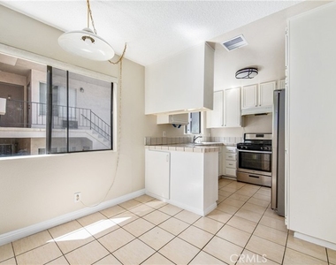7422 Hazeltine Avenue - Photo Thumbnail 9