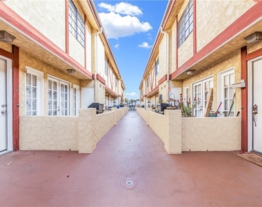 7422 Hazeltine Avenue - Photo Thumbnail 1