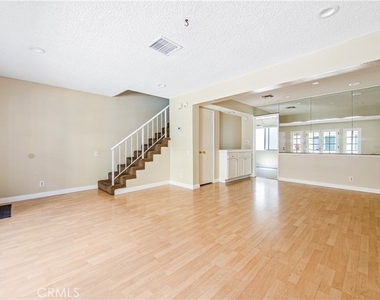 7422 Hazeltine Avenue - Photo Thumbnail 5
