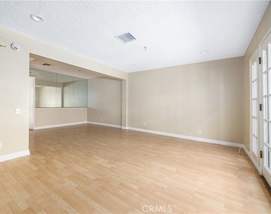 7422 Hazeltine Avenue - Photo Thumbnail 4