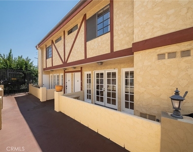 7422 Hazeltine Avenue - Photo Thumbnail 2