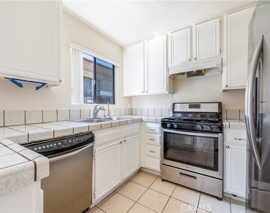 7422 Hazeltine Avenue - Photo Thumbnail 11