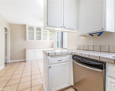 7422 Hazeltine Avenue - Photo Thumbnail 10