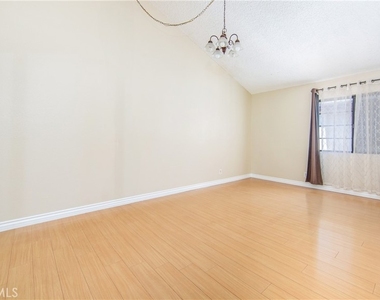 7422 Hazeltine Avenue - Photo Thumbnail 21