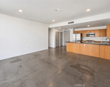 285 W 6th Street - Photo Thumbnail 7
