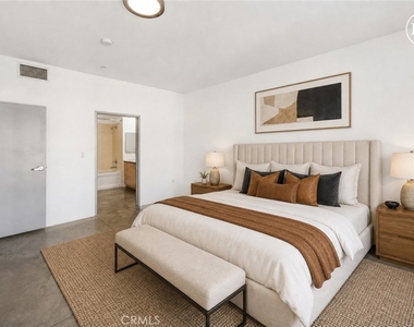285 W 6th Street - Photo Thumbnail 12