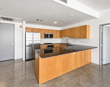285 W 6th Street - Photo Thumbnail 4