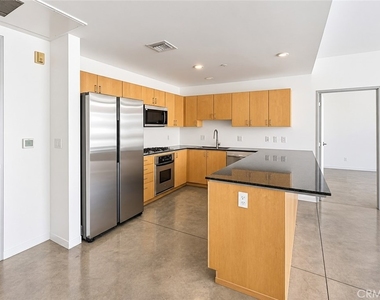 285 W 6th Street - Photo Thumbnail 3