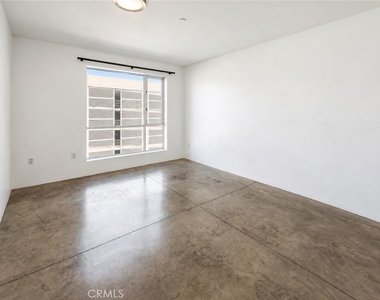 285 W 6th Street - Photo Thumbnail 16