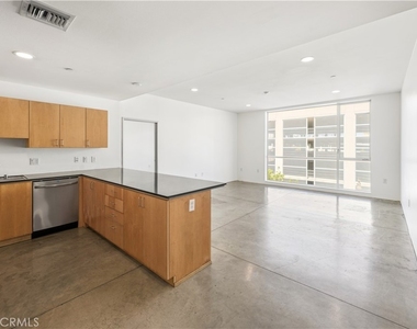 285 W 6th Street - Photo Thumbnail 1