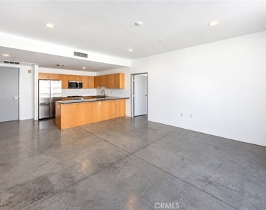 285 W 6th Street - Photo Thumbnail 5