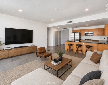 285 W 6th Street - Photo Thumbnail 8