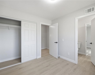 2351 Sutter Way - Photo Thumbnail 17