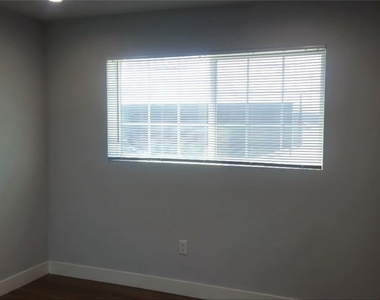 928 E 57th - Photo Thumbnail 15