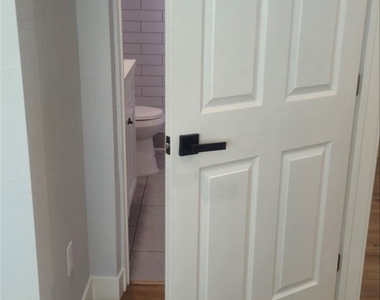 928 E 57th - Photo Thumbnail 6