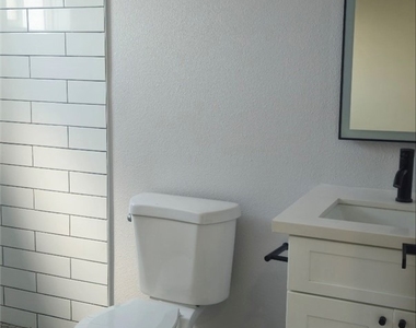 928 E 57th - Photo Thumbnail 12