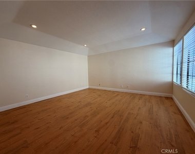 21172 Serra Vista - Photo Thumbnail 20