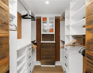 527 Seaward Road - Photo Thumbnail 13