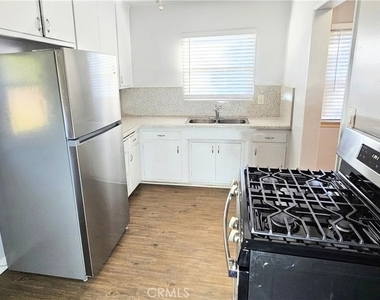 755 W Foothill - Photo Thumbnail 4