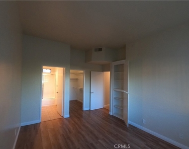 5060 Kester Avenue - Photo Thumbnail 9