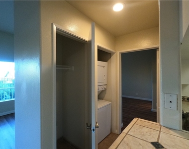 5060 Kester Avenue - Photo Thumbnail 12