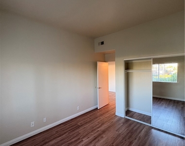 5060 Kester Avenue - Photo Thumbnail 13