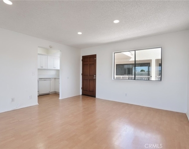 814 E Windsor Road - Photo Thumbnail 5