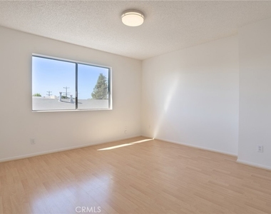814 E Windsor Road - Photo Thumbnail 18