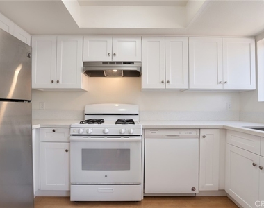 814 E Windsor Road - Photo Thumbnail 7