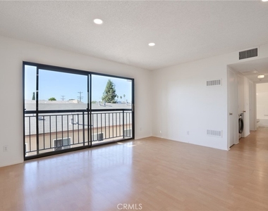 814 E Windsor Road - Photo Thumbnail 6