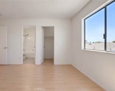 814 E Windsor Road - Photo Thumbnail 20