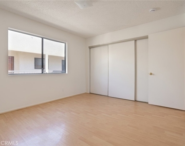 814 E Windsor Road - Photo Thumbnail 15