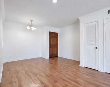 814 E Windsor Avenue - Photo Thumbnail 6