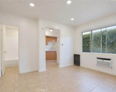 915 E Palmer Avenue - Photo Thumbnail 9
