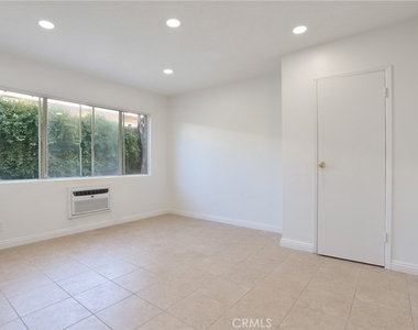 915 E Palmer Avenue - Photo Thumbnail 2