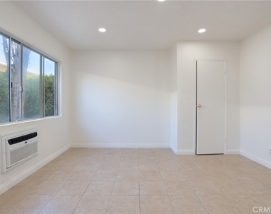 915 E Palmer Avenue - Photo Thumbnail 3