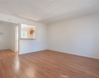 915 E Palmer Avenue - Photo Thumbnail 2
